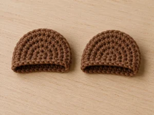 Zwei ungefüllte flachgelegte Ohren für den Amigurumi-Bären
