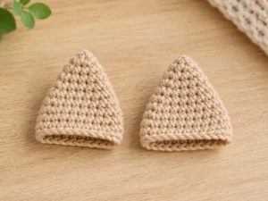 Zwei ungefüllte Häkelohren mit flachgelegter offener Unterkante